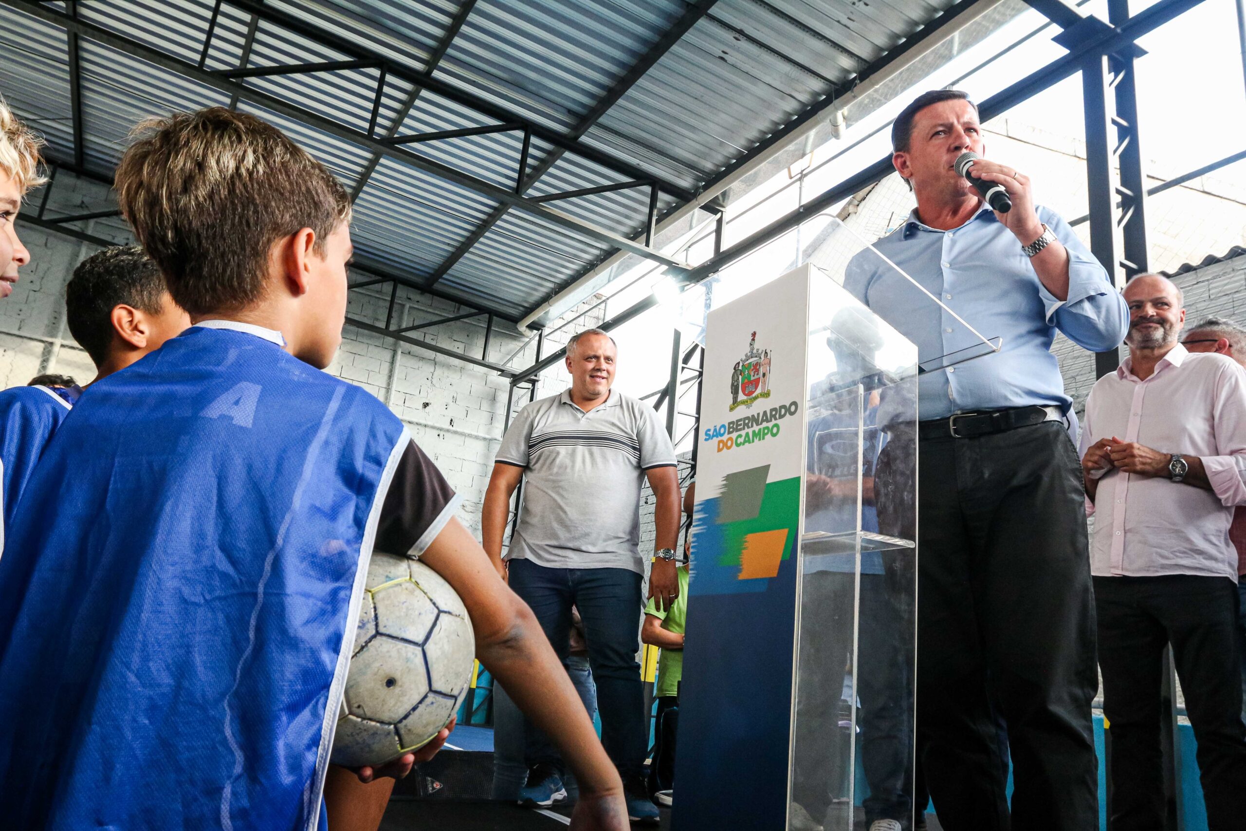 Prefeito Orlando Morando revitaliza espaço esportivo multiuso no Riacho Grande