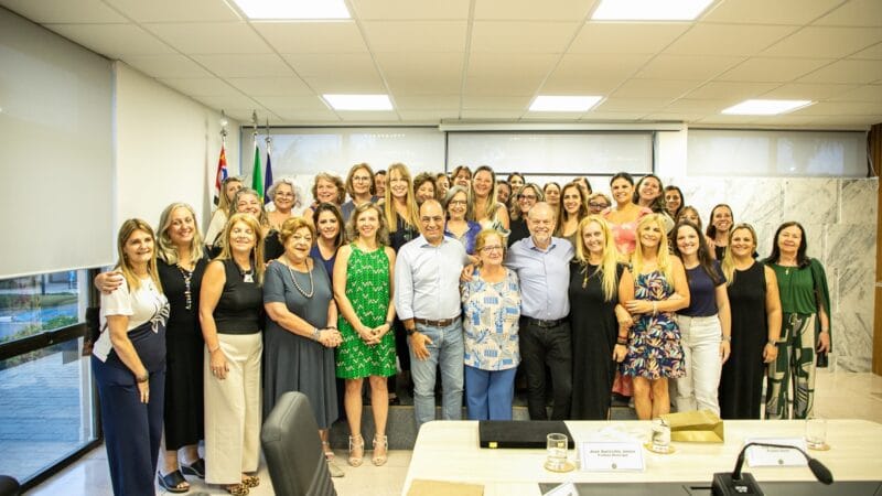 A Prefeitura de São Caetano do Sul no ABC Paulista homenageia diretora de Educação Infantil da Rede Municipal de Ensino