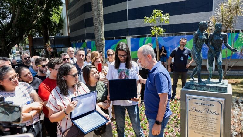 O prefeito de São Caetano do Sul no ABC Paulista realizou a entrega da escultura ‘Duas Vidas’, em memória das jovens Isabela Régis e Isabelli Costa