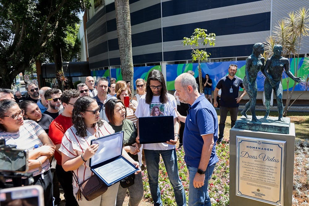 O prefeito de São Caetano do Sul no ABC Paulista realizou a entrega da escultura ‘Duas Vidas’, em memória das jovens Isabela Régis e Isabelli Costa